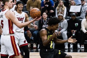  巴特勒爆冷击败澳大利亚队,爆冷引爆全场视频 