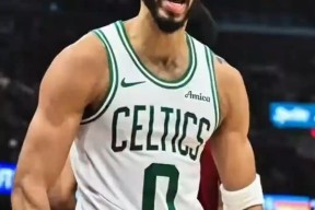 关于塔图姆回归赛场，突破纪录首场状态亮眼，湖人观众沸腾！的信息