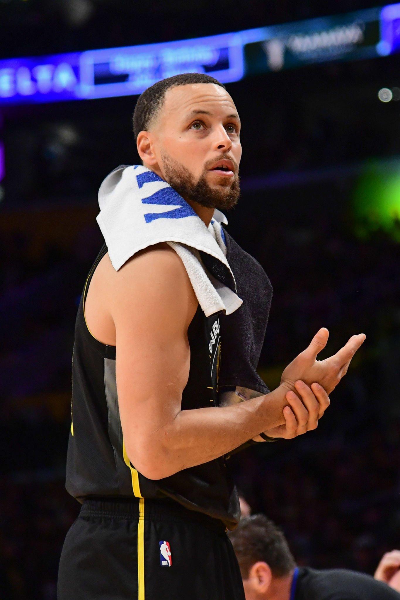 库里重返赛场,夺冠首场状态出色,湖人观众沸腾!观众掌声雷动的简单介绍 库里重返赛场,夺冠首场状态出色,湖人观众沸腾!观众掌声雷动的简单介绍