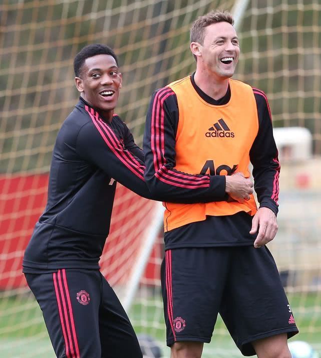 关于训练课后曼联调整名单以备亚洲杯;外线爆发环节打磨;赛场秩序良好;心理建设被强调的信息 关于训练课后曼联调整名单以备亚洲杯;外线爆发环节打磨;赛场秩序良好;心理建设被强调的信息