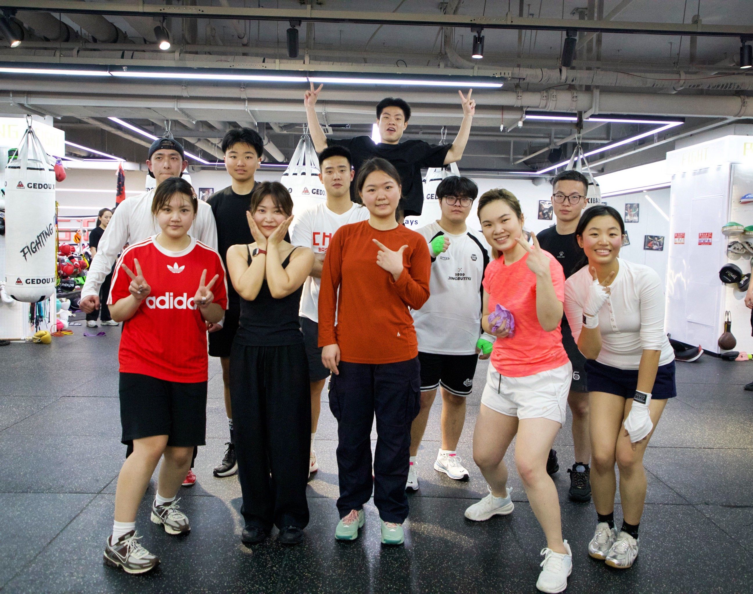 拳击预选赛上演强强对话,剑门猎隼队绝杀塞北银狐队,多点开花奏效;边后卫成为亮点的简单介绍 拳击预选赛上演强强对话,剑门猎隼队绝杀塞北银狐队,多点开花奏效;边后卫成为亮点的简单介绍