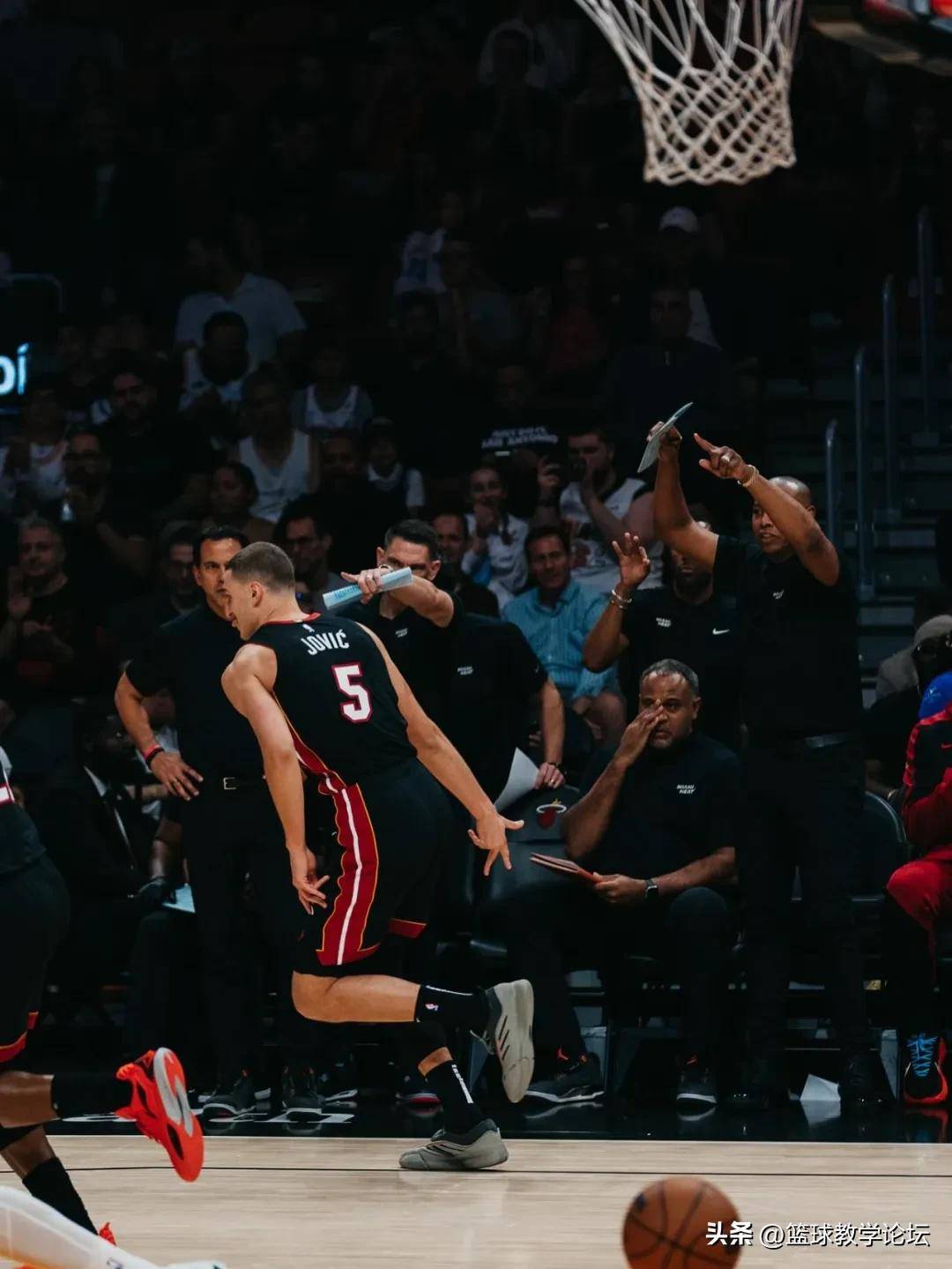 NBA常规赛倒计时；迈阿密热火冲刺阶段绝杀压哨；细节引发关注；媒体盛赞；年轻球员得到机会的简单介绍