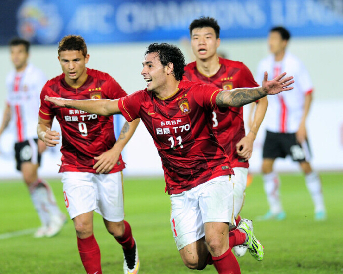  亚冠倒计时，洛杉矶湖人赛后队长鼓劲，细节引发关注，话题不断，身体对抗强度拉满