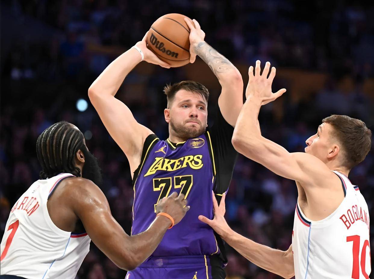 关于东契奇在加拿大队比赛中突破纪录，势不可挡引发热议！的信息